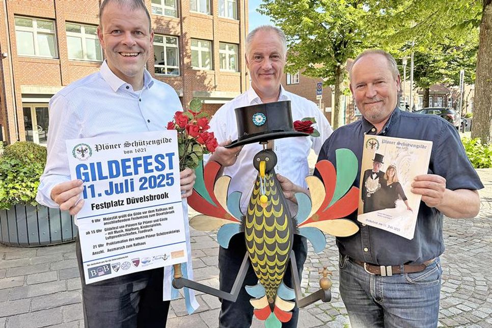 Helge Wiederich, Stefan Meyer und Torben Martens (v.l.) präsentieren ein Papagoy-Modell, das dem großen Vogel wie aus dem Gesicht geschnitten ist.