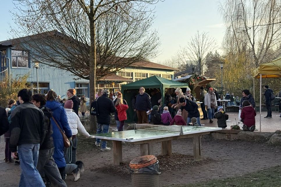 Zwischen Ständen, Bastelangeboten und warmen Getränken genossen zahlreiche Besucherinnen und Besucher den vorweihnachtlichen Nachmittag auf dem Schulgelände.