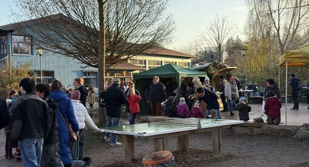 Zwischen Ständen, Bastelangeboten und warmen Getränken genossen zahlreiche Besucherinnen und Besucher den vorweihnachtlichen Nachmittag auf dem Schulgelände.