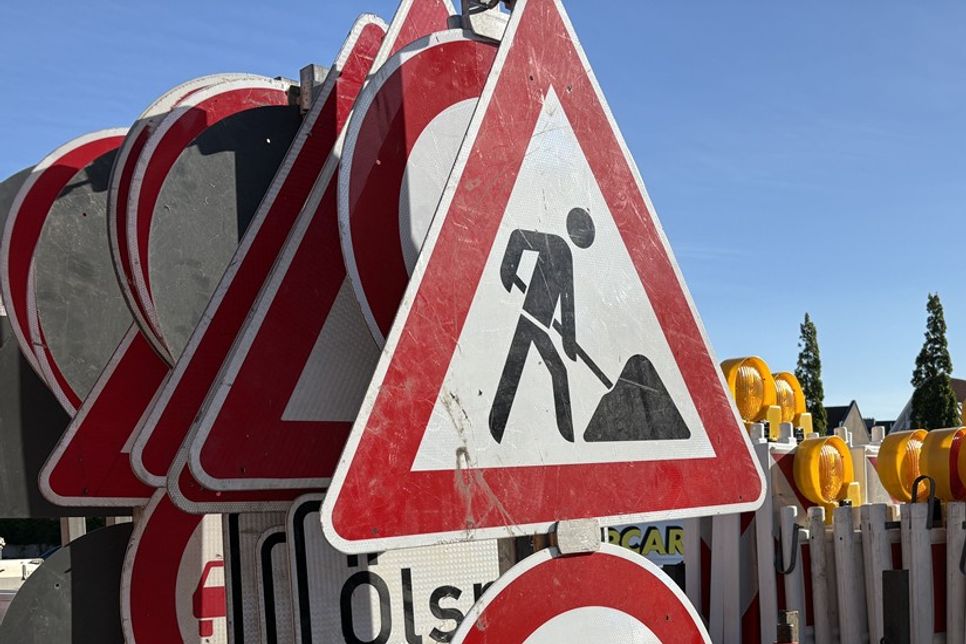 In Schönwalde wird der Schilderwald wieder aufgebaut.