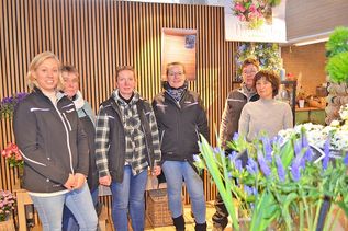 Familie Langfeldt & Team sind die neuen Ansprechpartner:innen für Klein- und Familienanzeigen im Kurier am Wochenende, dem Reporter und Probsteer in der Gärtnerei Langfeldt, Neverstorfer Weg 9, 24321 Lütjenburg.