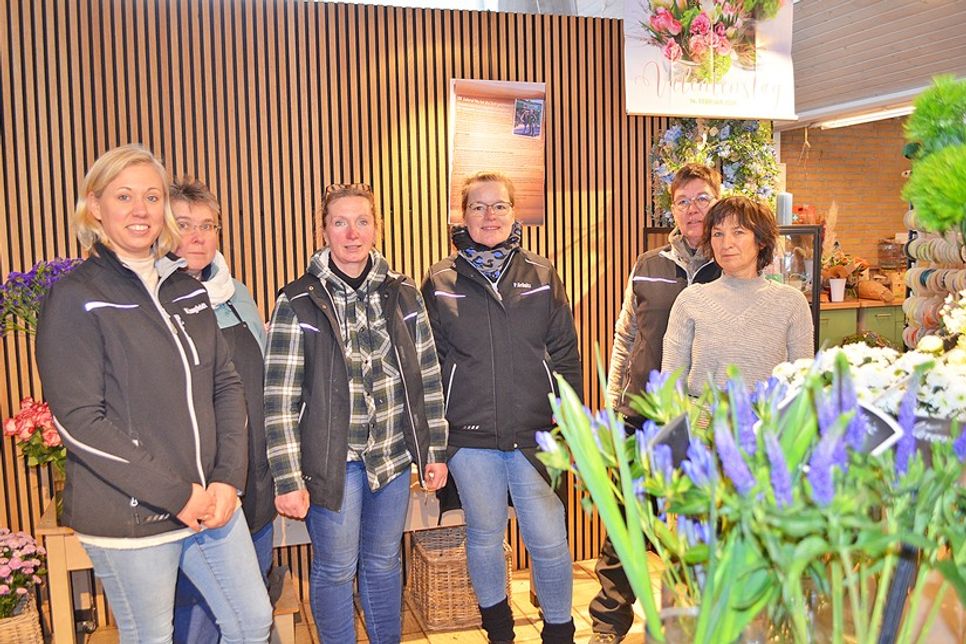 Familie Langfeldt & Team sind die neuen Ansprechpartner:innen für Klein- und Familienanzeigen im Kurier am Wochenende, dem Reporter und Probsteer in der Gärtnerei Langfeldt, Neverstorfer Weg 9, 24321 Lütjenburg.