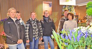 Familie Langfeldt & Team sind die neuen Ansprechpartner:innen für Klein- und Familienanzeigen im Kurier am Wochenende, dem Reporter und Probsteer in der Gärtnerei Langfeldt, Neverstorfer Weg 9, 24321 Lütjenburg.