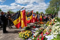 Fahnenträger und Blumenkränze auf dem Cap-Arcona-Ehrenfriedhof in Neustadt in Holstein am 3. Mai 2025 (Foto: Reimo Schaaf)