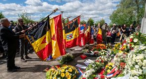 Fahnenträger und Blumenkränze auf dem Cap-Arcona-Ehrenfriedhof in Neustadt in Holstein am 3. Mai 2025  (Foto: Reimo Schaaf)