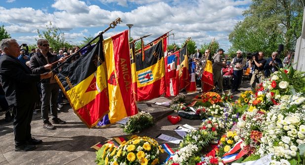 Fahnenträger und Blumenkränze auf dem Cap-Arcona-Ehrenfriedhof in Neustadt in Holstein am 3. Mai 2025  (Foto: Reimo Schaaf)