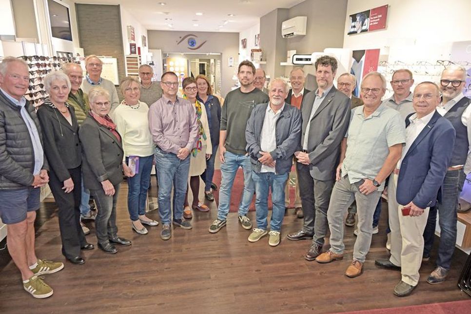 Im Rahmen einer kleinen Feierstunde übergaben die Plöner Lions Spendengeld aus ihren Benefizaktionen (v. l.) an Stefan Thomsen (Vorsitzender der Plöner Tafel), Dorit Kuhnt (Vorsitzende der Preetzer Tafel), Claudia Wunsch und Roswitha Off (Praxis ohne Grenzen, Preetz), Gernot Gurkasch (Finanzvorstand der Diabeteshelden in Kiel) sowie Pascal Bolde und Rüdiger Wiese (Streetworker in Preetz), hier in einer Reihe mit Lions-Präsident Lars Wilker (3. v. r.) und dem Vorsitzenden der Fördergesellschaft des Lions Clubs Uwe Bartscher (2.v. r.).