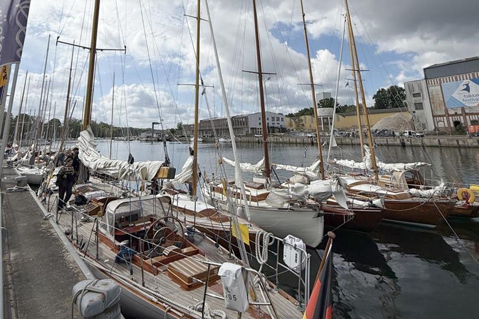Klassiker unter sich: Teilnehmende Boote lagen im Hafen bereit zum Start der Regatta- und zum Bestaunen.