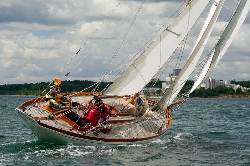 Die „Rafale“ unter Segeln auf der Regattabahn.