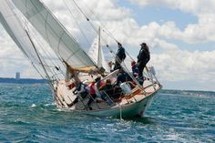 Hier war Teamarbeit gefragt. Mit zwölf Mann an Bord geht die „Anita“ auf Kurs.