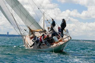 Hier war Teamarbeit gefragt. Mit zwölf Mann an Bord geht die „Anita“ auf Kurs.