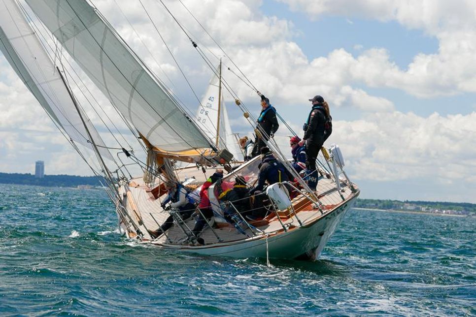 Hier war Teamarbeit gefragt. Mit zwölf Mann an Bord geht die „Anita“ auf Kurs.