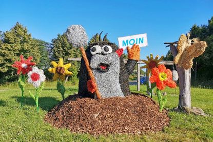 Von Sonnabend an  laden überall in der Probstei wieder viele kunstvolle Strohfiguren (wie hier in Brodersdorf) zum Entdecken und Staunen ein. Der Startschuss für die Korntage fällt in der Gemeinde Wendtorf.