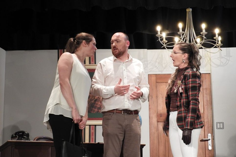 Zwischen Frauen findet sich David Warren wieder.