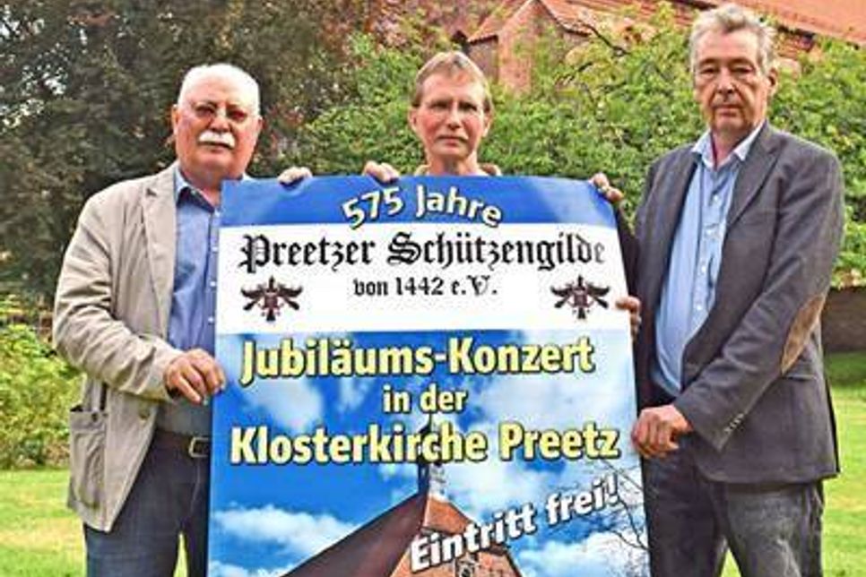 Dieter Jensen (v.l.), Hauke Hansen und Rainer Schwormstede laden zum feierlichen Jubiläumskonzert der Schützengilde in die Preetzer Klosterkirche ein – gestaltet wird es am kommenden Samstag von Wagners Salonquartett.