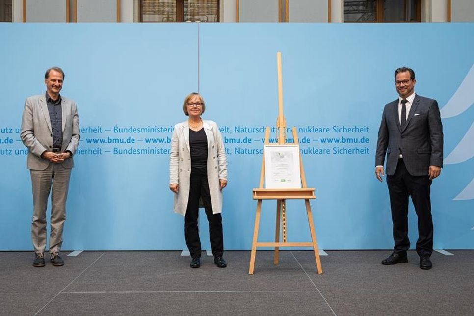 Vera Litzka (Mitte), Werkleiterin der Stadtwerke Neustadt, freut sich über die Auszeichnung des Neubaus der Stadtwerke Neustadt mit dem „Bundespreis Umwelt &amp; Bauen“. Parlamentarischer Staatssekretär im BMU Florian Pronold (re.) und Dirk Messmer, Präsident des Umweltbundesamt (UBA) (lks.).
