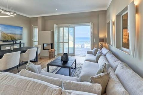 Im Penthaus Waterside, dem Aushängeschild der Ferienvermietung, finden bis zu acht Personen Platz und Zeit für Wellness, Entspannung und Meerblick.