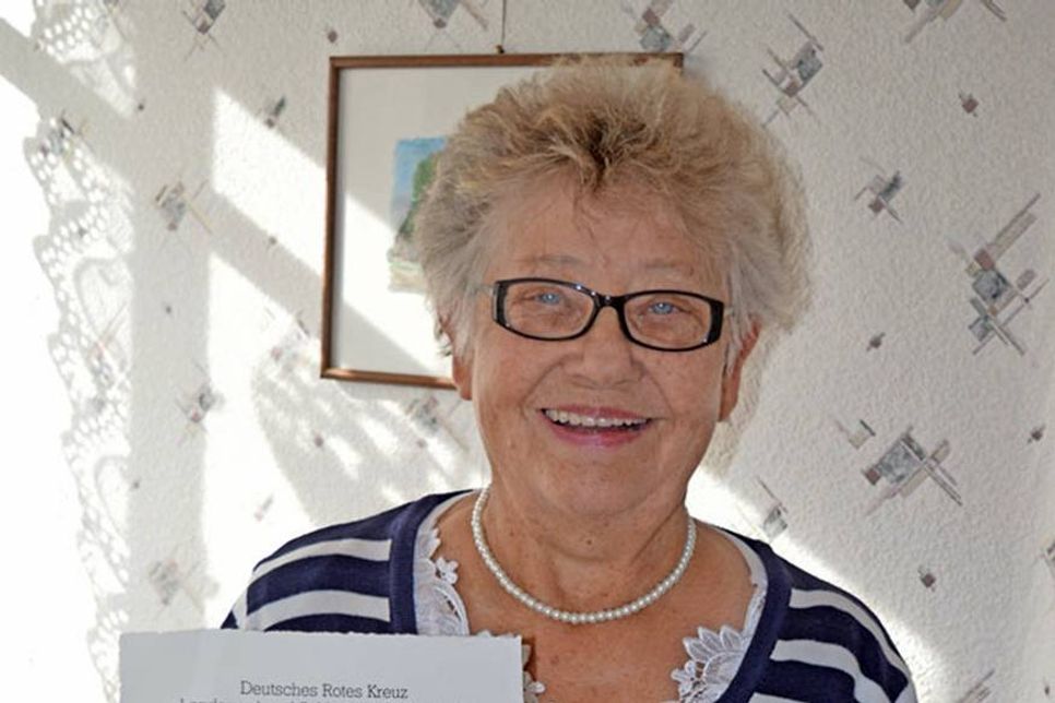 Ingrid Manzke mit Urkunde.