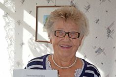 Ingrid Manzke mit Urkunde.