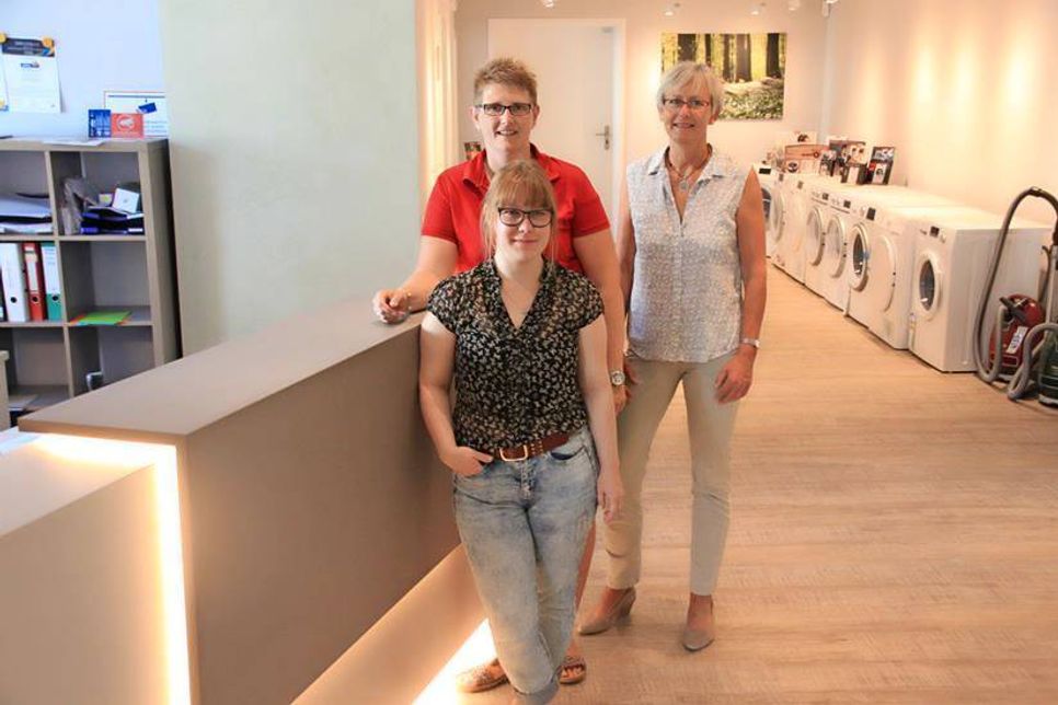 In den den neuen, hellen Räumlichkeiten werden die Kunden freundlich von Julia Kutschke, Sabrina Pruess und Birte Borchers (v. lks.) empfangen.