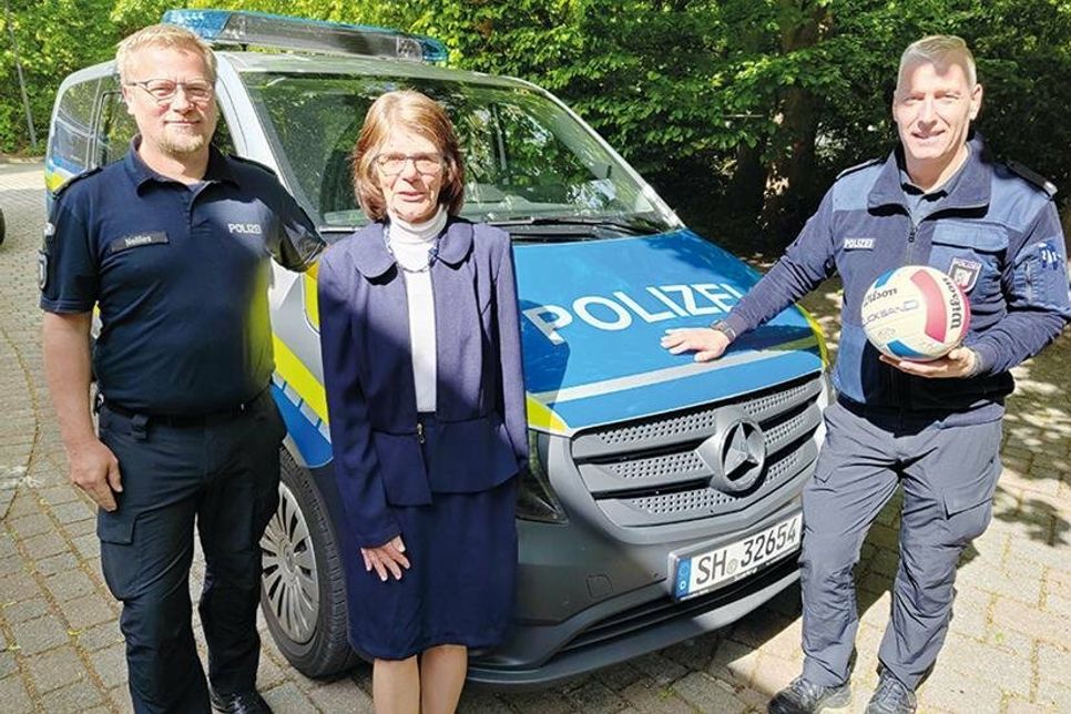 Polizeihauptkommissar Jan Nellies, neuer Leiter der Polizeistation Timmendorfer Strand, und Polizeikommissar Nicky Päsch (rechts), Organisator des Benefiz-Turniers, nehmen Heidi Menorca, Vorsitzende der „Lübeck-Hilfe für krebskranke Kinder“, in ihre Mitte.