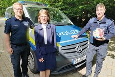 Polizeihauptkommissar Jan Nellies, neuer Leiter der Polizeistation Timmendorfer Strand, und Polizeikommissar Nicky Päsch (rechts), Organisator des Benefiz-Turniers, nehmen Heidi Menorca, Vorsitzende der „Lübeck-Hilfe für krebskranke Kinder“, in ihre Mitte.