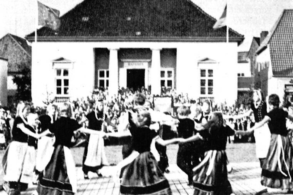 Der Neustädter Volkstanzkreis vor dem Rathaus. (Quelle: Das neue Neustadt-Buch von J. H. Koch)