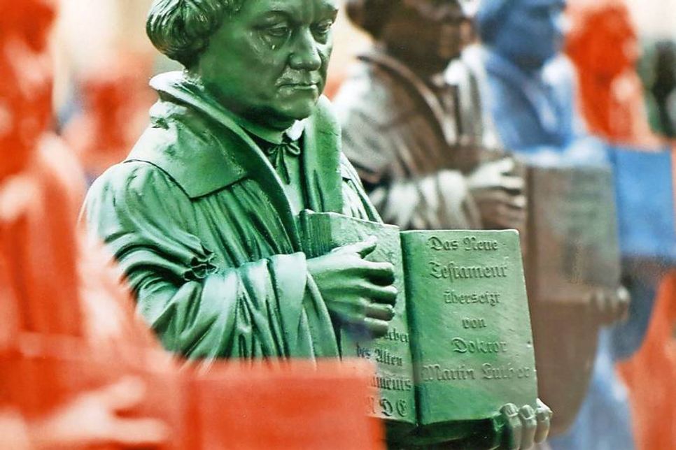 Die Galerie an der Strandkirche Scharbeutz zeigt die Ausstellung zum Martin Luther Jubiläum bis zum 5. November.