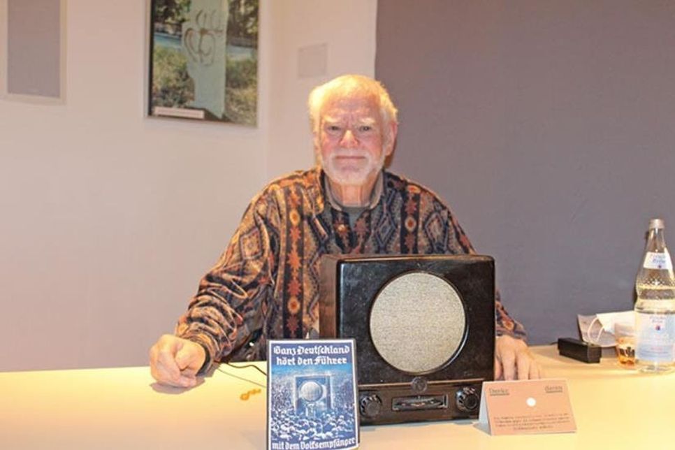Wolf Rüdiger Ohlhoff untermalte seinen Vortrag mit Musik aus einem originalen Volksempfänger