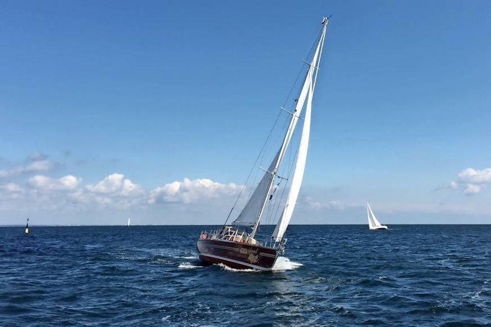 „Wenn sich Wetter und Stimmung von ihrer besten Seite zeigen, dann kann Segeln nichts anderes als Spaß machen. Das war heute absolut der Fall“, so Sandra Belka von der BalticSailing-Geschäftsstelle.
