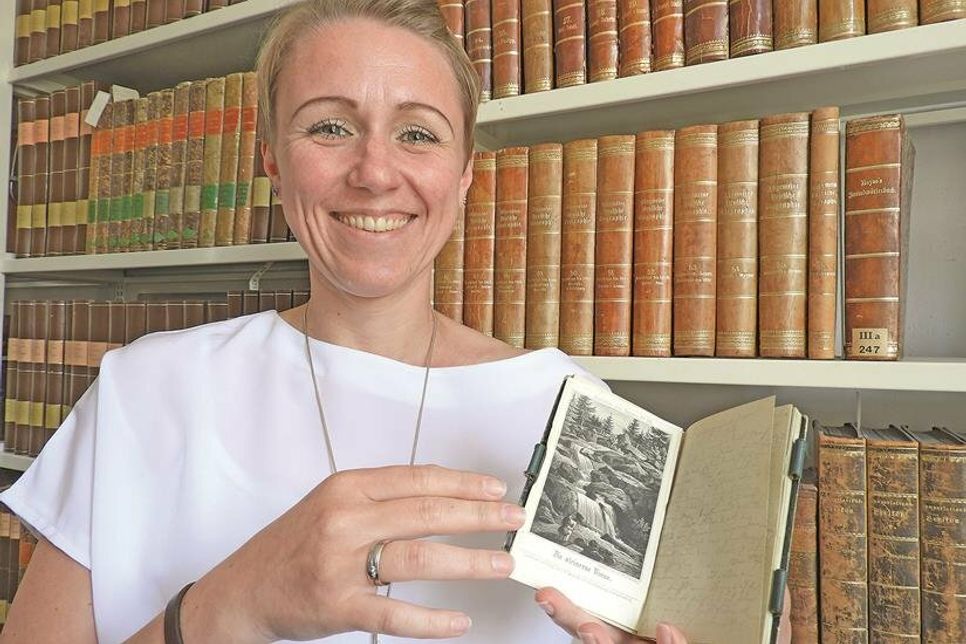 Dr. des. Betty Brux-Pinkwart mit dem handgeschriebenen Hellwagschen Kochbuch
