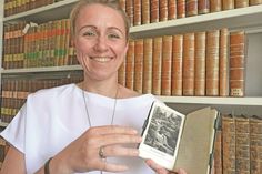 Dr. des. Betty Brux-Pinkwart mit dem handgeschriebenen Hellwagschen Kochbuch