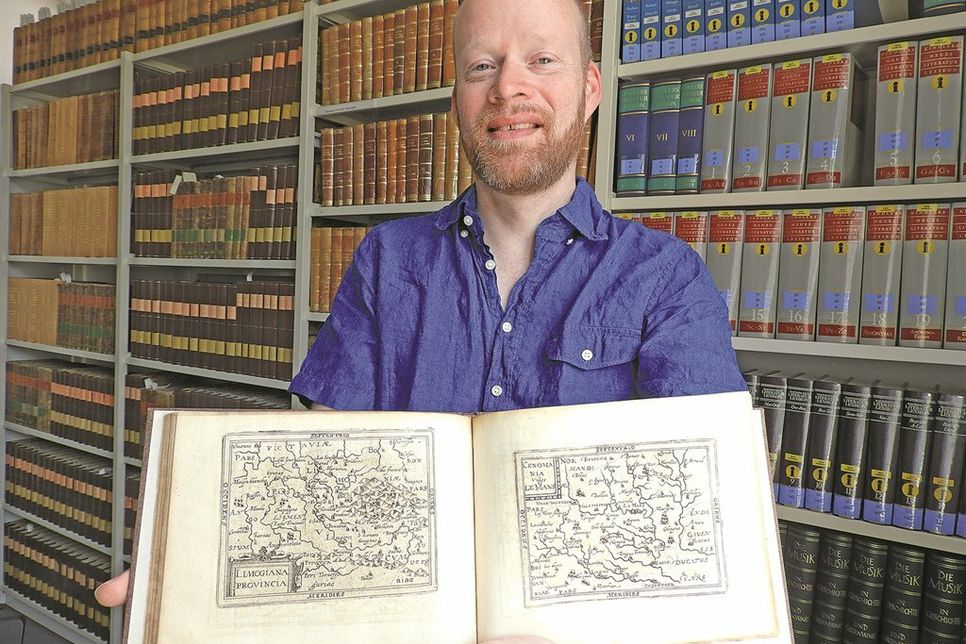 Dr. Jost Eickmeyer mit einem interessanten Fundstück (natürlich in Latein verfasst)