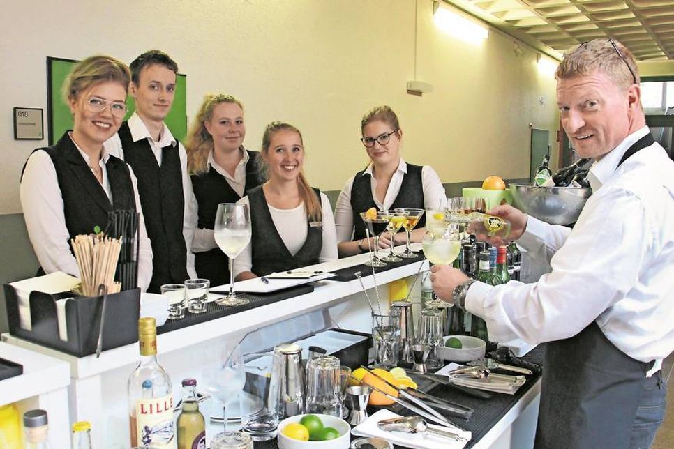 Schulung der Hotel- und Restaurantfachleute mit Fachlehrer André Krug (re.).