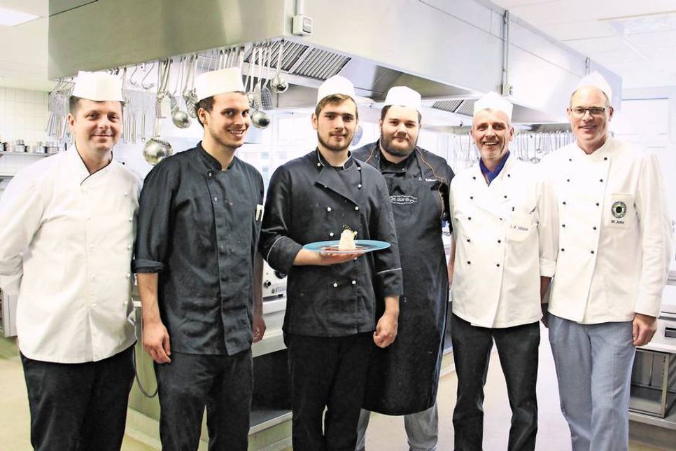 Um Desserts ging es in der Küche mit den Lehrkräften Michael John, Jens-Peter Möller (1. und 2. v. re.) und Stephan Fritze (lks.). Am Ende der Schulung setzte sich Bendix Hemsen (Mi.) durch.