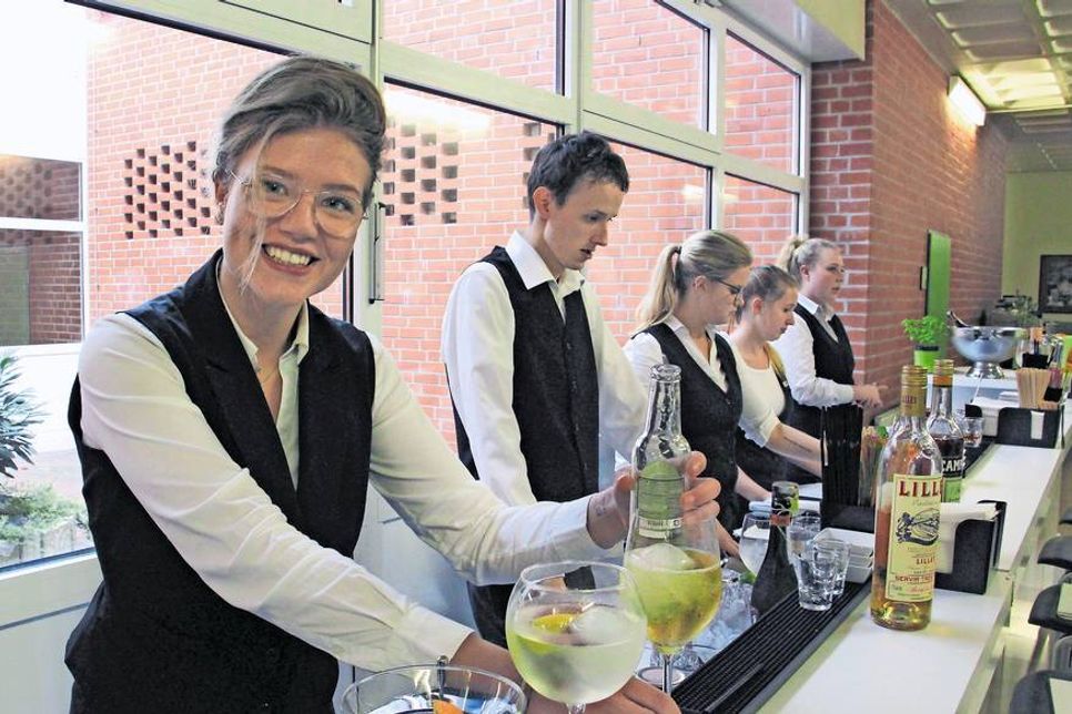 Restaurantfachfrau Jacqueline Jürgensen (lks.) wird sich dem Finale in Berlin stellen.