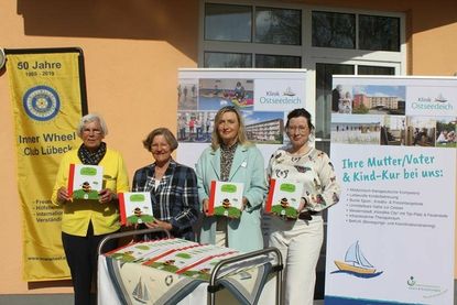 V. lks.: Elisabeth Frahm und Margret Kasper (Inner Wheel Club Lübeck) mit Klinikleiterin Ulrike Baumann und Kathrin Spielvogel (Rexrodt von Fircks Stiftung).