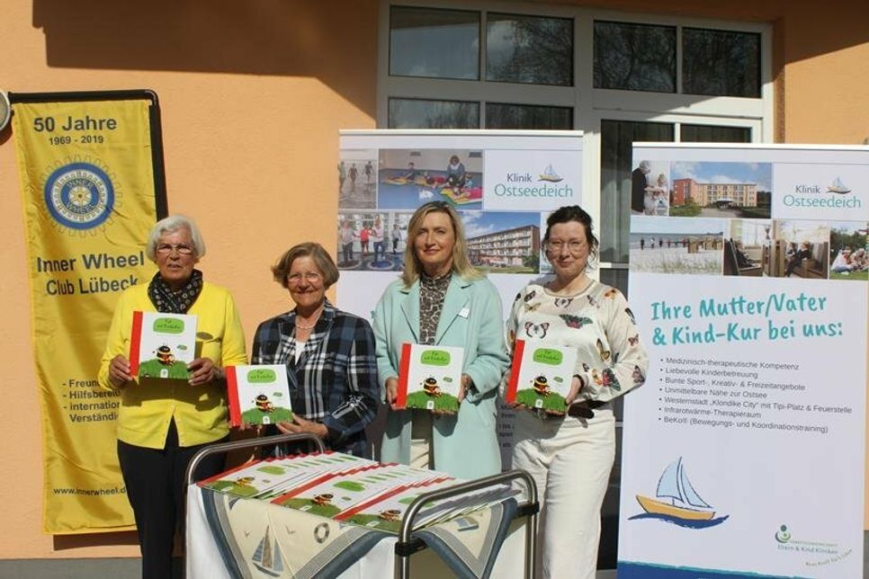 V. lks.: Elisabeth Frahm und Margret Kasper (Inner Wheel Club Lübeck) mit Klinikleiterin Ulrike Baumann und Kathrin Spielvogel (Rexrodt von Fircks Stiftung).