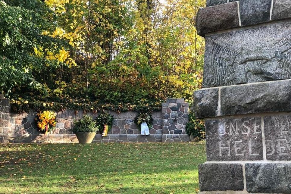 Am Denkmal am Heisterbusch wurden Kränze niedergelegt.