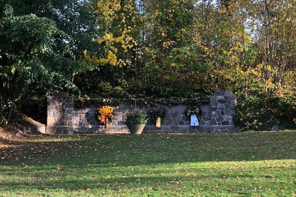 Am Denkmal am Heisterbusch wurden Kränze niedergelegt.