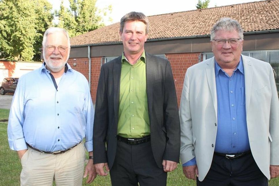 Amtsvorsteher Michael Robien (Mitte) mit seinen Stellvertretern Andreas Kröger (lks.) und Reinhard Schöning.
