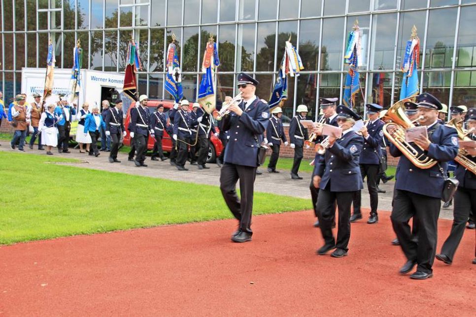 Der Festumzug beim Einmarsch auf den Festplatz.