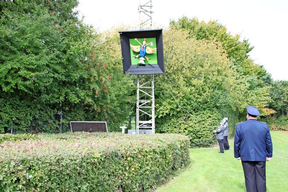 Das Richten des Holzvogels.