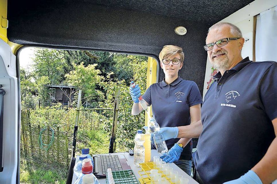Dipl.-Phys. Harald Gülzow und Lina Remme vom VSR-Gewässerschutz e.V. untersuchen Brunnenwasser im Labormobil. (Foto: privat/hfr)