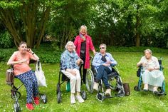 Sängerin Lene Kraemer (hinten) mit den Besucherinnen aus dem Rostocker Hospiz.
