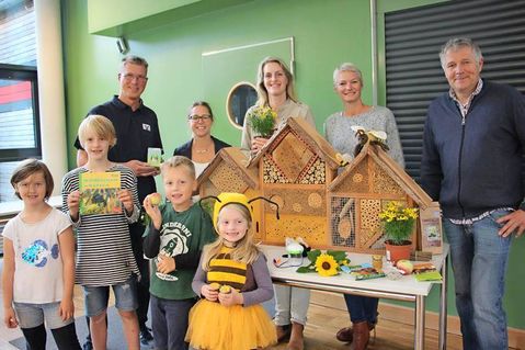 Ulf Braune (VR Bank), Aline Breiter, Katrin John und Annika Westen (Kinderuni) mit Referent Axel Kramer (v. lks.) sowie einige Studenten.
