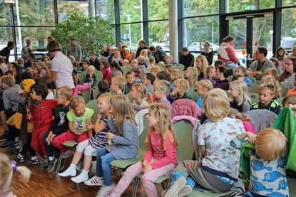 Gespannt warteten viele, viele Kinder auf den Beginn der Vorlesung.