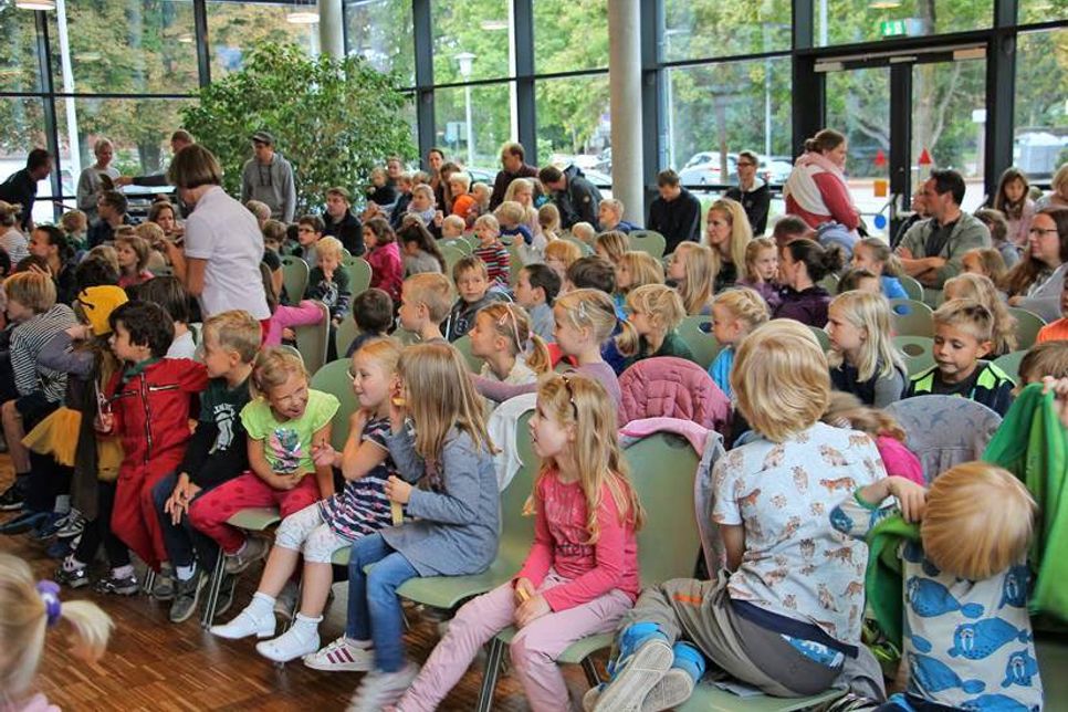 Gespannt warteten viele, viele Kinder auf den Beginn der Vorlesung.