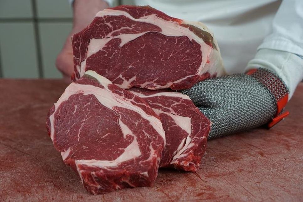 Beim Fleischer frisch gekauft, lässt sich Fleisch ohne Probleme für längere Zeit einfrieren.