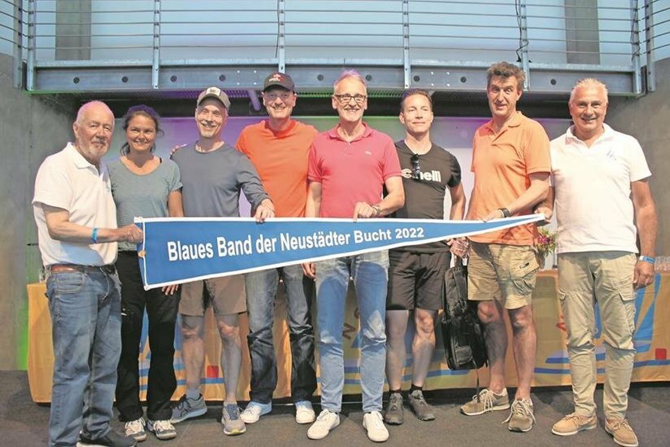 Die Crew der Segelyacht „Moana“ gewann den Sopnderpreis „Blaues Band der Neustädter Bucht“. Es gratulierten Schirmherr Sönke Sela (lks.) und ancora-Geschäftsführer Oliver Seiter (re.)
